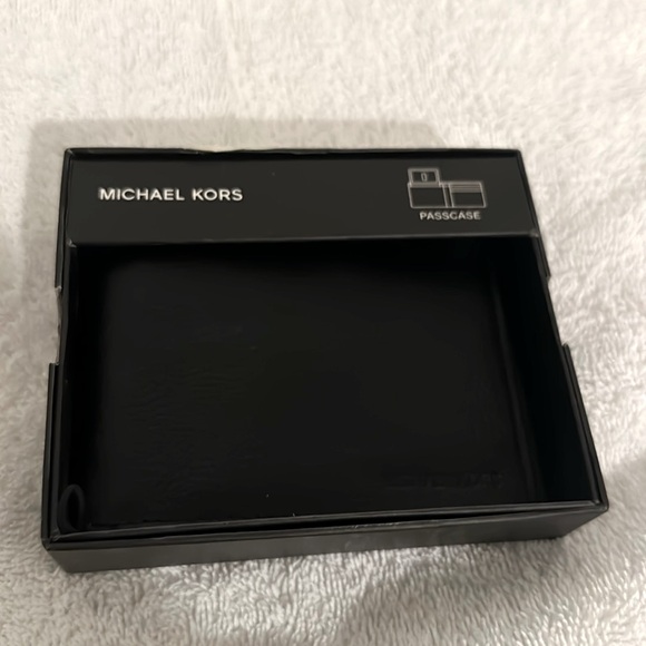 Michael Kors wallet - Picture 2 of 10